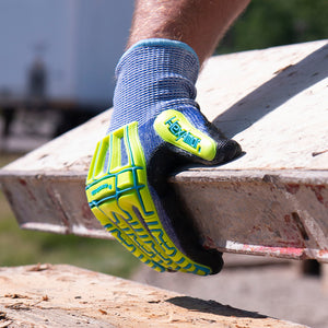 worker holding a beam wearing Rig Lizard Thin Lizzie 2095