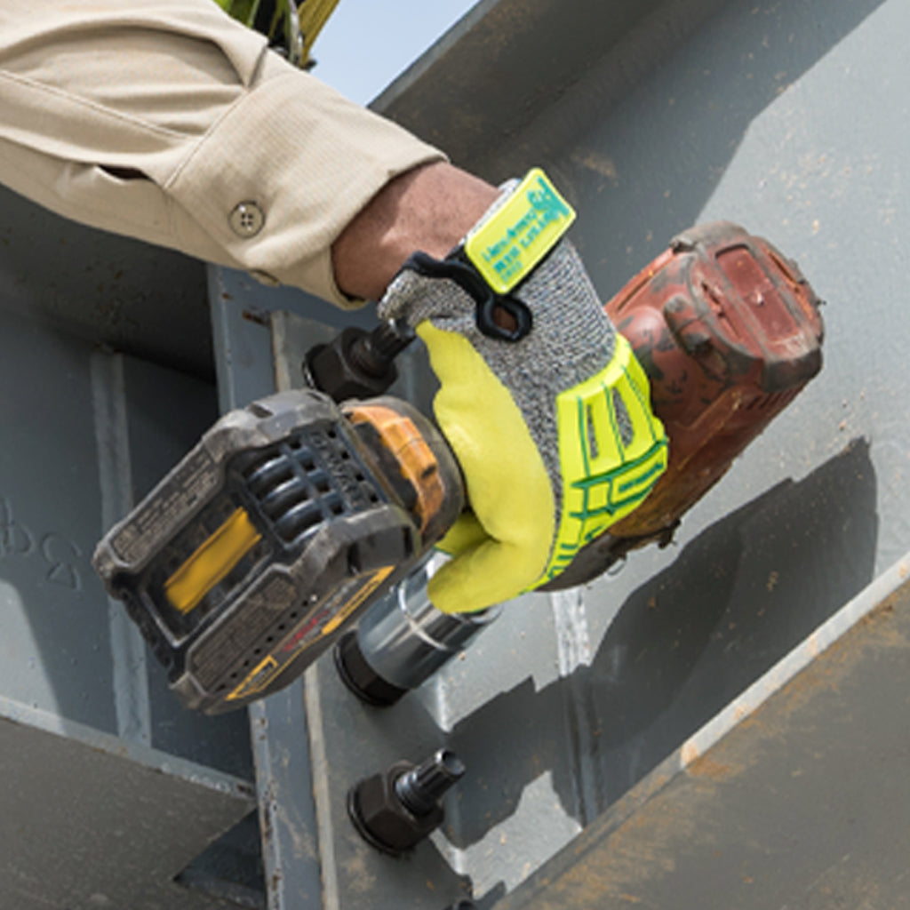 worker wearing Rig Lizard Thin Lizzie 2092 screwing done a beam with drill