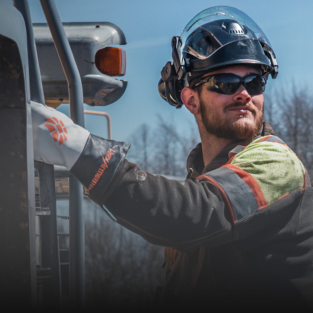 Reward banner with worker climbing up a rig