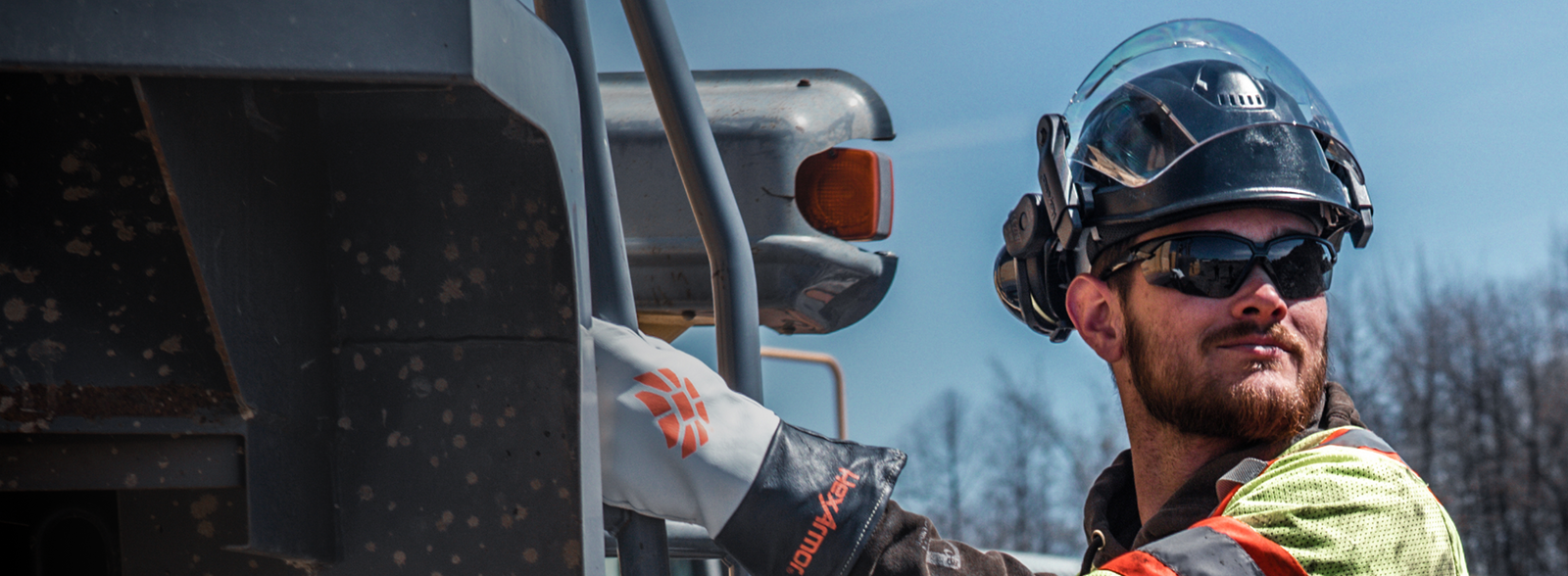 Reward banner with worker climbing up a rig